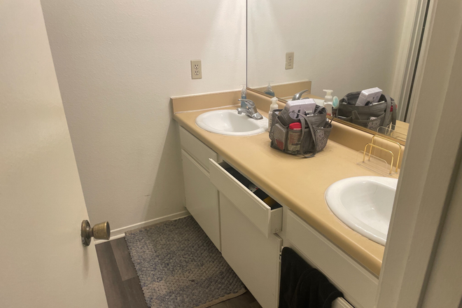 Bathroom sink - Falkirk- UCR Campus Apartment Next to Campus