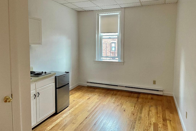 STUDIO - NO BROKER FEE! UNFURNISHED STUDIO NEAR THE BU CAMPUS AT 854 BEACON STREET AVAILABLE SEPTEMBER 1 Apartments