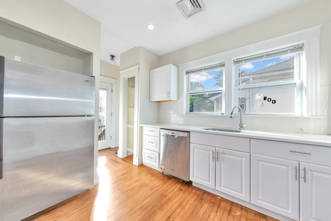 . - Renovated 4BR Apartment Near Tufts with Two Decks, Patio & In-Unit Laundry