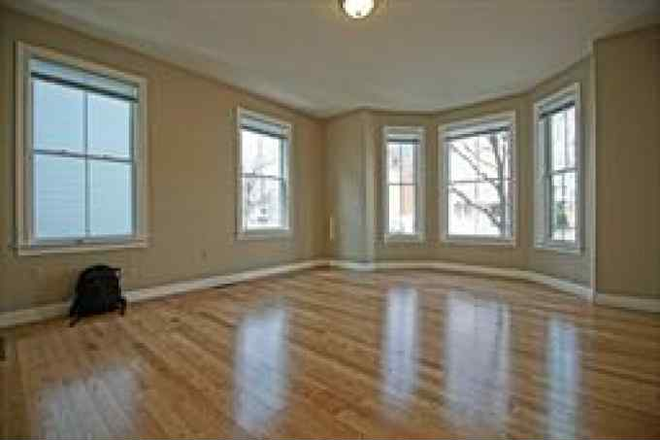 living - Townhouse, all renovated, laundry, parking, MIT, redline