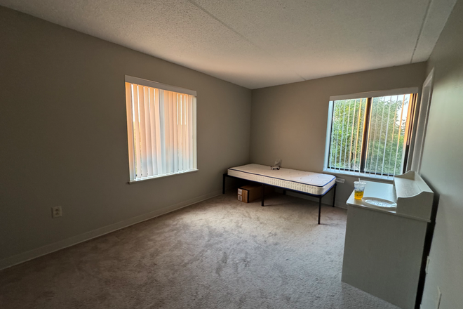 Bedroom - Room in 2 Bedroom Harbor Point Apartments