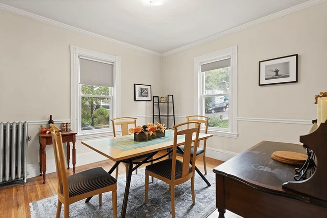 Dining Room - Summer Sublet in Brighton Duplex