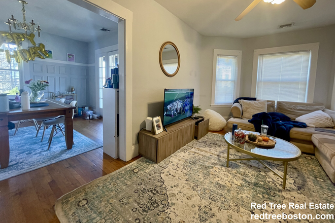 ... - CHARMING 4 BED WITH DINING ROOM, CLOSE TO TRANSIT LINES Triplex