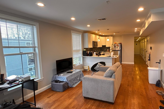 Hall - Spacious Master Room – 2747 Washington St