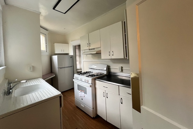 Kitchen - Large 2 bedroom Apt - Sleeps 5!