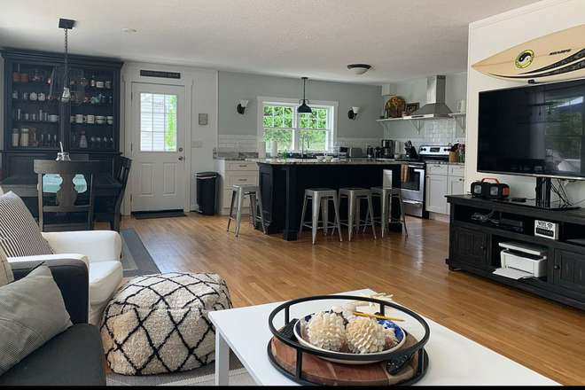 Kitchen/Living Room - Available for a group of 5! 5 Bedroom in Bonnet Shores! House