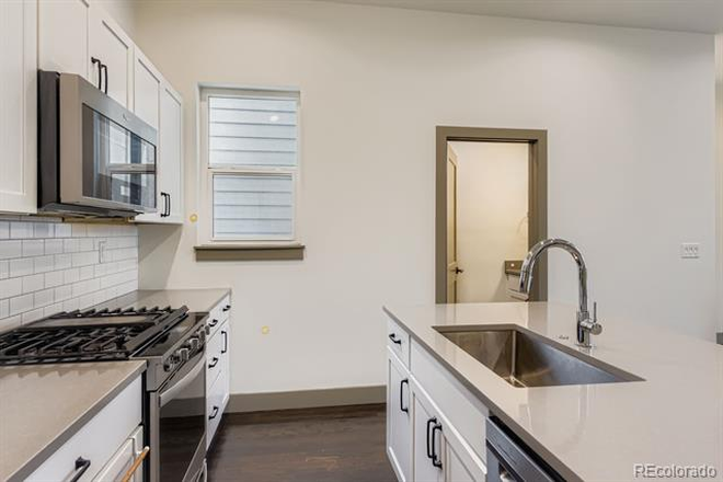 kitchen - Rental Close Proximity to DU House