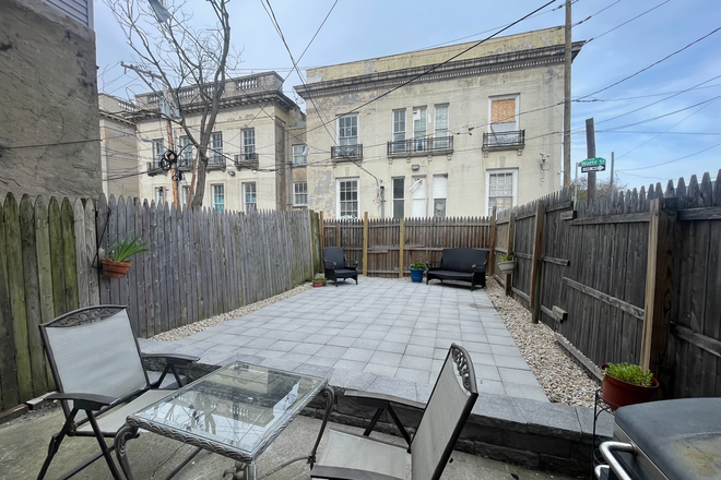 Back yard for A unit - $630pp- -4 beds available in a 4 bedroom 2 bath, fenced in back yard, CLOSE to Campus Townhome