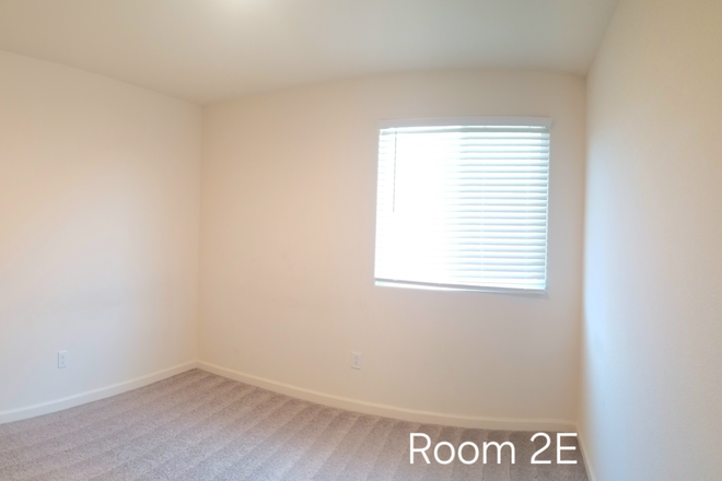 Room 2E - Room with Shared Bathroom House