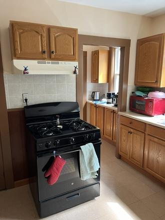 Kitchen stove area - Upland 48_ Across campus Sophomores ! Apartments