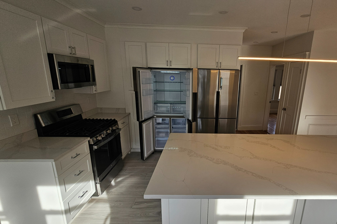 kitchen - Large updated renovated 6 Bed on Gerald for 2027 Move in, Laundry in Unit, 2.5 Bathrooms Apartments