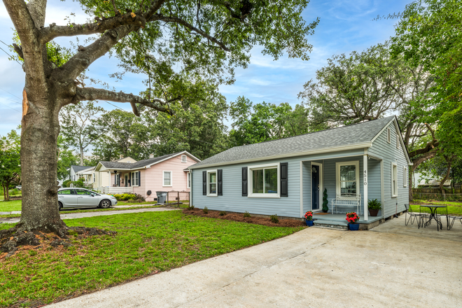 Front - The Cozy Blue Cottage in Park Circle
