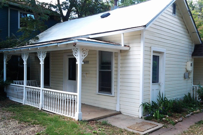 2409 Pine - front door/porch - 1BR Cottage with fenced yard! House