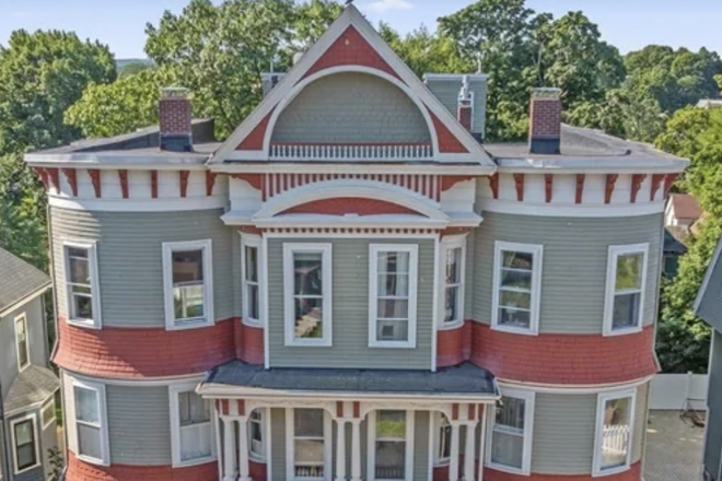 Exterior - Gorgeous Victorian Three Bedroom close to Redline in Quiet Beautiful Artsy Neighborhood Condo