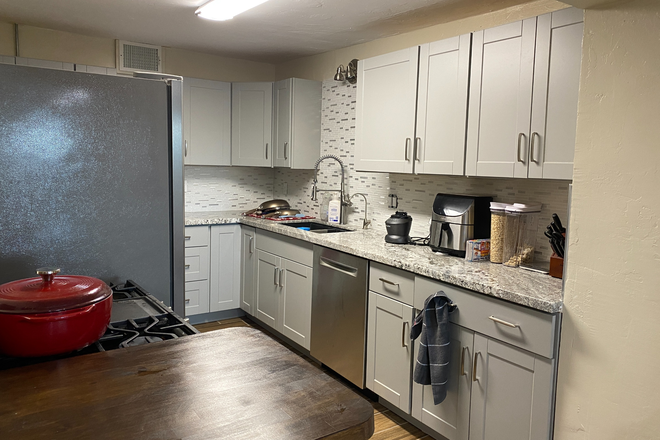 Kitchen - Room for Rent - 1mi from UofA House