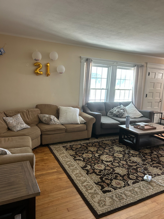 Living Room - House near Bus Route or 5 minute drive to campus