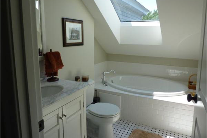 Bathroom 1 - Convenient location walking distance to Boston College Triplex