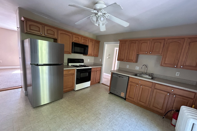 Kitchen - 2 Bedroom Apartment near Waltham Public Library (Waltham)