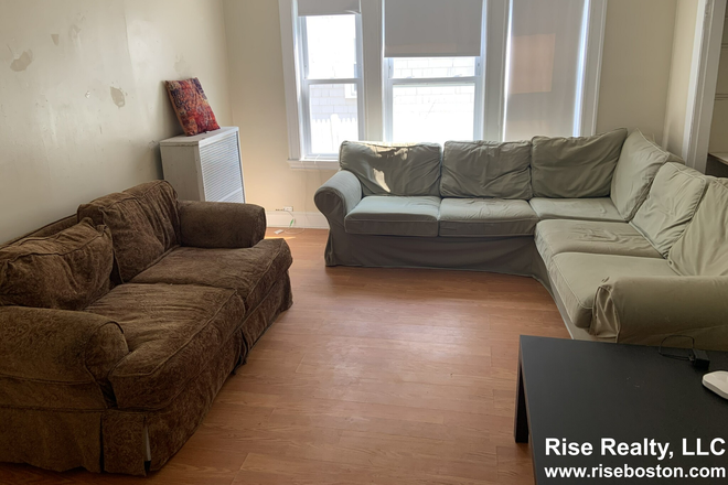 Living Room - Available 2025, 4 bed close to campus!