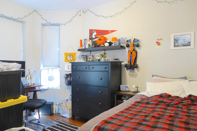 bostonrealtyonline.com - Quiet Four Bed with Skylight Near Orange Line Apartments