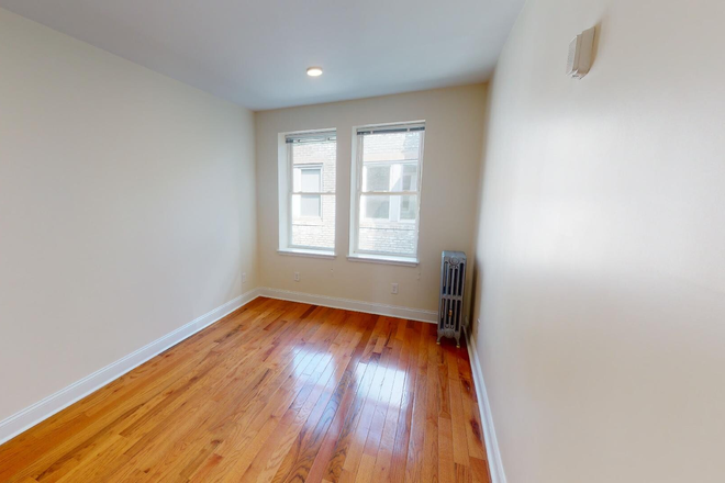 Hub Realty - Beautiful 2 bedroom with renovated kitchen and bath, private deck, on BC shuttle bus Apartments