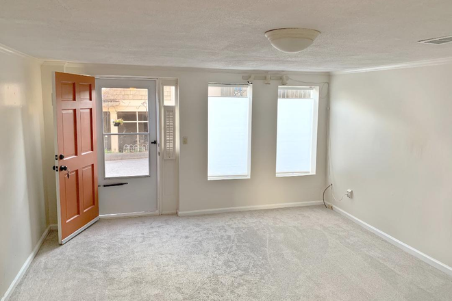 Front entrance - **Efficiency  STUDIO** Utils Included Quiet safe area