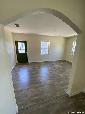 Living Room - Spacious 4 Bedroom 2 Bath House for Rent Walkable to UF Campus!