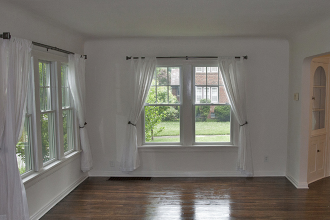 LR Refinished Oak Hardwood Floors - Stylish Tudor Duplex Townhouse, 5 mi east of CWRU charming neighborhood lovingly maintained