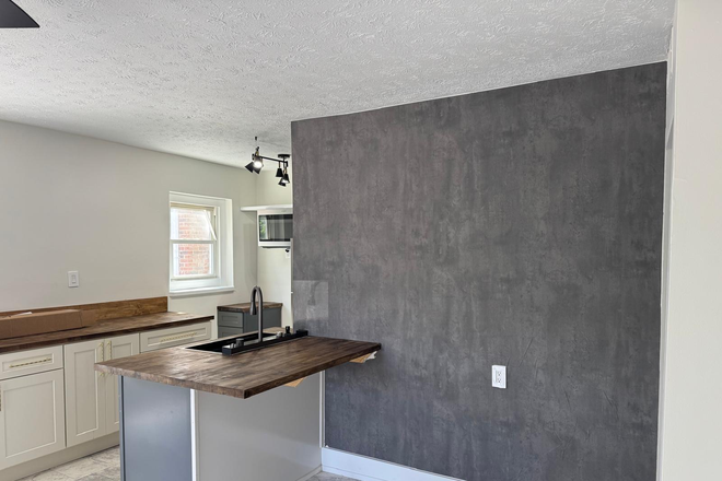 Kitchen Bar/Island - 3 mile Straight Shot to Campus/BRAND NEW/MODERN Apartment