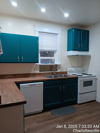 Kitchen - 2026-2027  School Year Available / 463 14th A  6 bdrm / 3 bath House