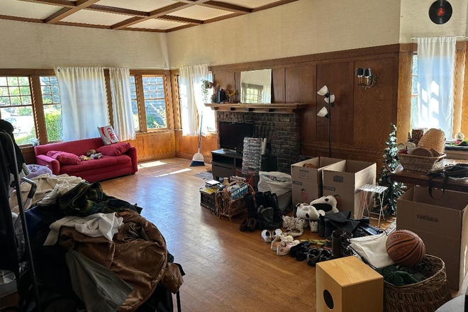 Living Room - Nice three bedroom near campus!