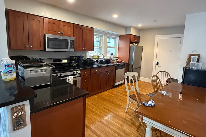 living - LOCATION!! UPDATED SPACIOUS 4 BED/2 BATH, AVAIL 9/1/26!! Apartments