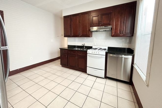 LIVING - SPACIOUS 3 BED/1.5 BATH WITH PRIVATE DECK! 9/1/25!
