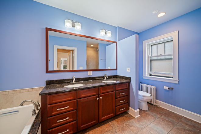 Bathroom - Fall Quarter 1 Room Sublease Apartments