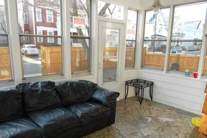 Sunroom - Freshly Renovated 4 bed with Screened in Porch and Yard Apartments