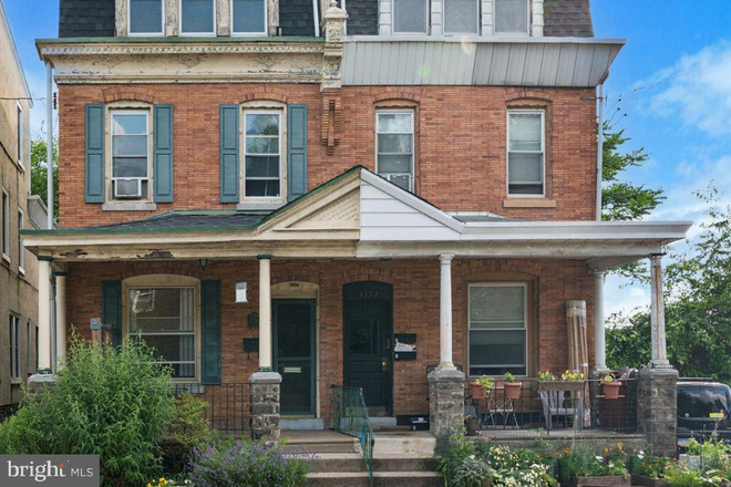 Outside - 6 BEDROOM / 3 FULL BATHROOM FULLY REMODELED Townhome