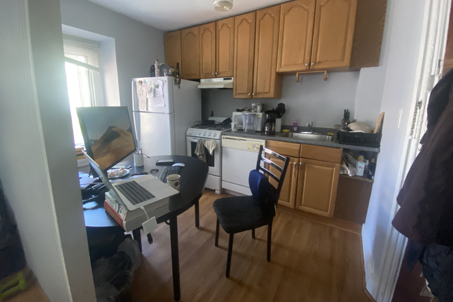 KITCHEN - HANCOCK ST STUDIO BETWEEN CENTRAL AND HARVARD SQ 09/01 Apartments