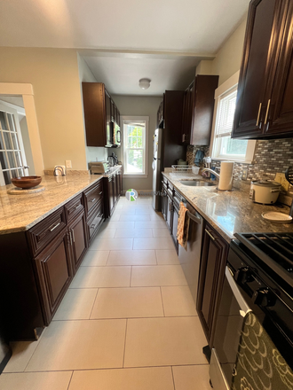 1 - JUNE 2027 | 5 Bed, 2 Bath | Medford Duplex | Water Included | No Broker Fees! Duplex