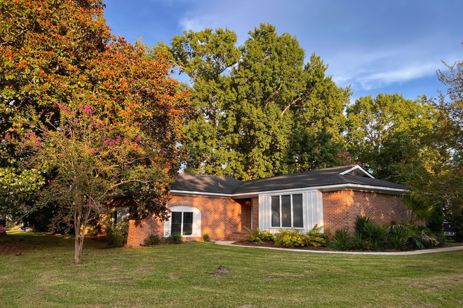 Brick home on a spacious corner lot - 3 Bedroom Home in the Heart of West Ashley