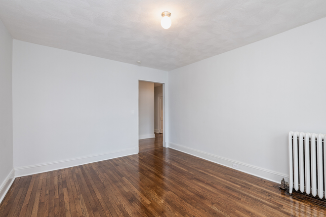 Hub Realty - Prime location, spacious 1 bedroom, elevator and laundry in building, free one month rent Apartments