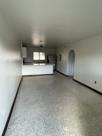 Living / dining room - Very nice 2/1 apartment in 2nd floor of quiet 4-plex located minutes from Brickell