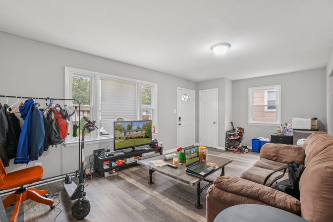 living room - 8312 Potomac - Minutes from UMD Campus! House