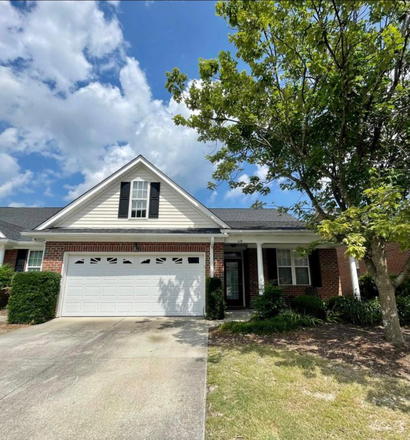 Driveway and garage - 4 bedroom, fully furnished, walking distance from UNCW campus! Townhome