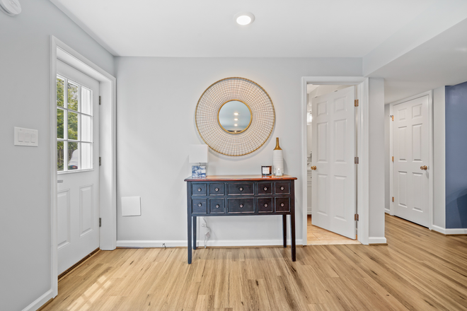 Front entrance - PRIVATE 2BR/1BA WALK-OUT BASEMENT APARTMENT IN CHARMING N. ARLINGTON HOME