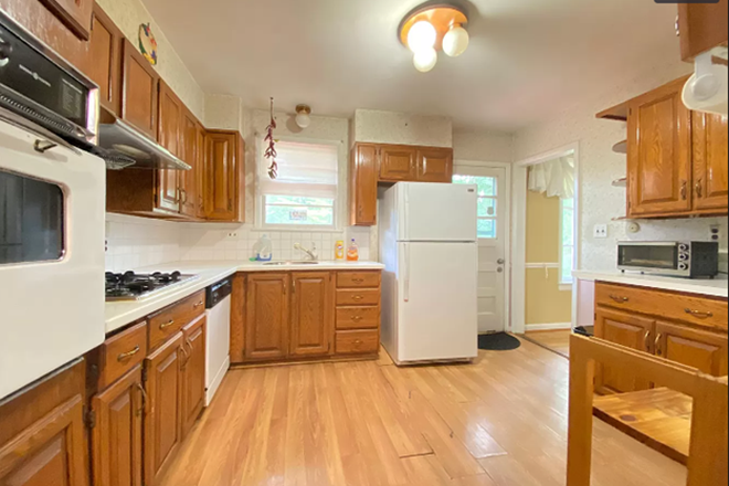 Kitchen - House in woods community, near campus, nice quiet neighborhood, very clean, close to bus stop.
