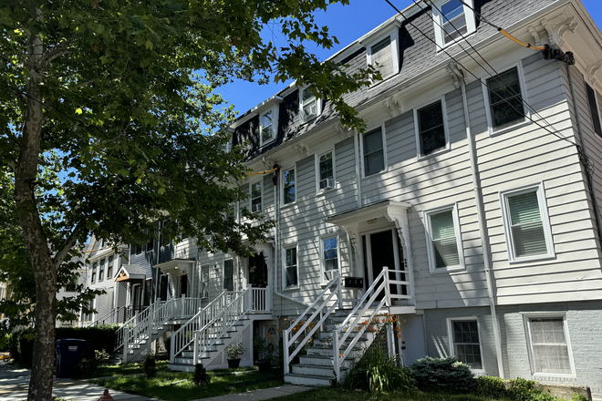 Our building *Will send pics of large bedroom upon contact - FLEXIBLE DATES: Summer Sublet next to Harvard Law School / Harvard Engineering Laboratory Apartments
