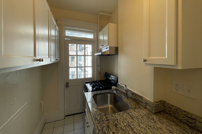 Call NOW for showings! 617-236-8550 - BOYLSTON ST - *NO FEE* LRG 2BR SPLIT FOR 3 PPL IN SYMPHONY AVAIL *9/1/2026* W/ LNDRY IN BLDNG, DW! Condo