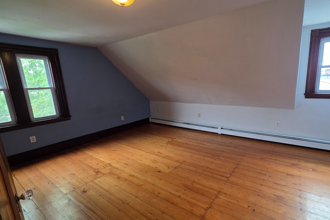 Bedroom A - Private Rooms for Rent $900-$1,200 & Shared Room for Rent $600-$800 Next To Redline Train Station** House