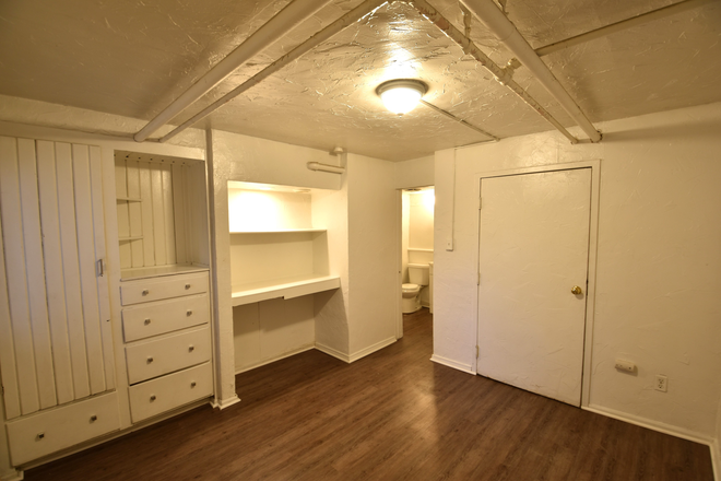 Living Area - 1145 Pennsylvania Ave. #10 (Studio/1 BA) Apartments