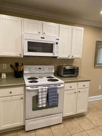 Kitchen supplied with all cooking needs - The Woodlands Apartments